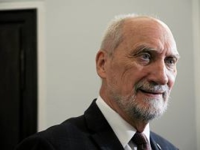 Antoni Macierewicz zawiadamia prokuraturę ws. szefów MON. 