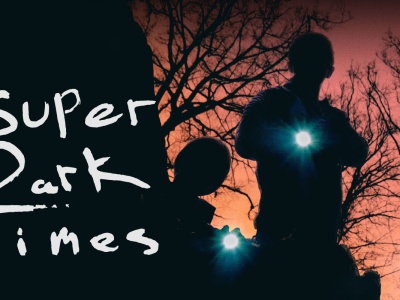 SUPER DARK TIMES. Za pozornie niewinną historią z dreszczykiem czyha realny dramat