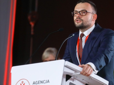 Dziwny przypadek byłego szefa ABM. Jedno ministerstwo chce go sądzić, drugie dało mu pracę