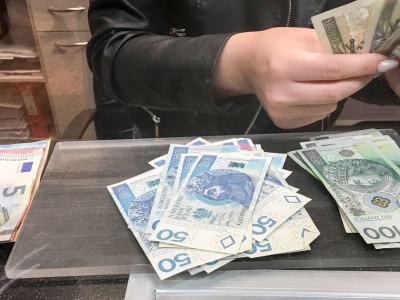 Kursy walut 2 stycznia. Co się dzieje ze złotym? Po ile jest frank, dolar i euro?