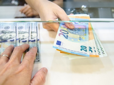 Dolar góruje nad euro na początku roku. Jest najmocniejszy od ponad dwóch lat