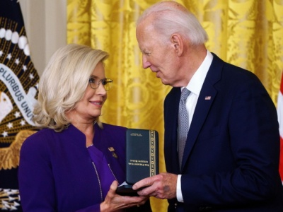 Biden odznaczył Liz Cheney za jej pracę w komisji śledczej ds. szturmu na Kapitol