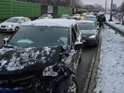 Wypadek czterech aut na Wielickiej. 154 piaskarki w gotowości