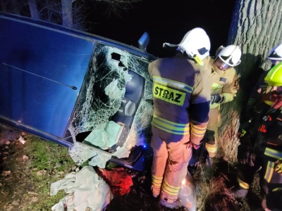 Samochód uderzył w drzewo na trasie Grzebienisko – Ceradz Dolny, jedna osoba przewieziona do szpitala