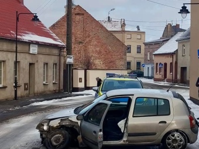 Uderzył autem w znak, płot i mur budynku. Kierowca był pijany (ZDJĘCIA)