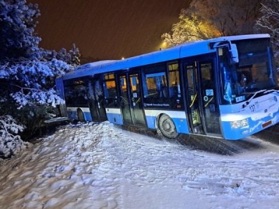 Trudne warunki na śląskich drogach. Kierujący przegubowym autobusem wpadł w poślizg