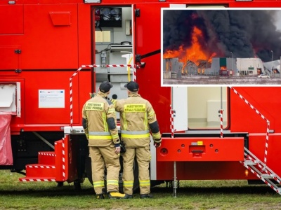 Pożar hali w Bydgoszczy. Sytuacja rozwojowa, ogień objął cały obiekt