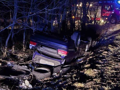 Pijany kierujący dachował, bo pijany pasażer zaciągnął hamulec ręczny