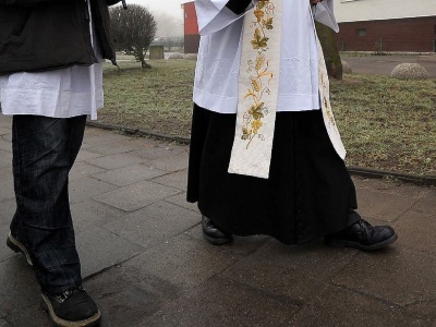 Ksiądz wspomina sytuacje podczas kolędy. 