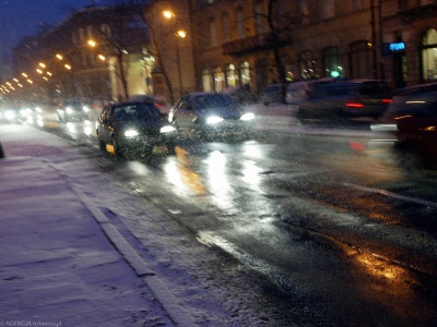 Uwaga kierowcy! Na drogach będzie bardzo ślisko. Są ostrzeżenia IMGW