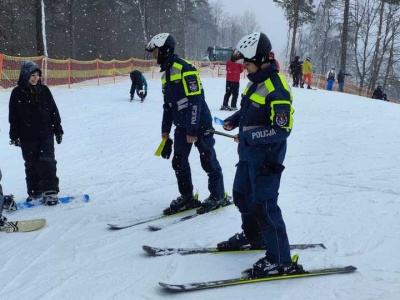 Policjanci na nartach przypominają na czym polega Śnieżny Dekalog