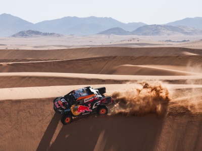 Rajd Dakar. Yazeed Al-Rajhi prowadzi. Carlos Sainz dachował