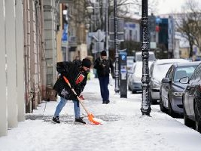 Nawet 80 tys. zł odszkodowania za nieodśnieżony chodnik. Kto odpowiada za wypadek? Wyrok sądu