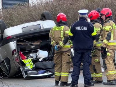 Zablokowana droga w Wojcieszycach po dachowaniu Opla