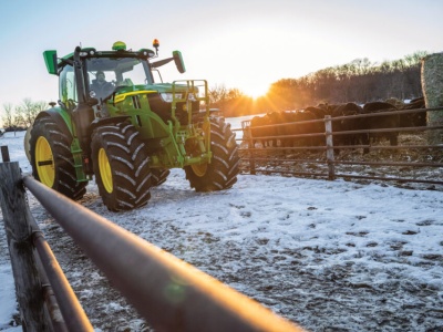 Jak przygotować ciągnik na zimę? Sprawdź pakiet zimowy John Deere!