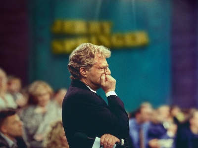 Jerry Springer: Kłótnie, kamera, akcja (2025) - recenzja serialu [Netflix]. Narodziny telewizyjnego fenomenu