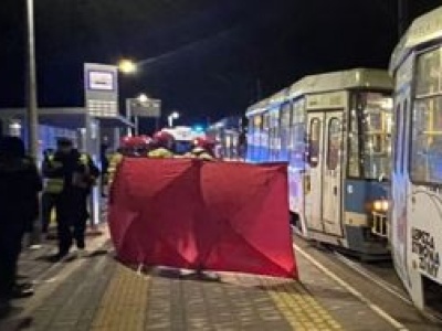 Przerażający wypadek we Wrocławiu. Ręka człowieka utknęła pod kołem tramwaju