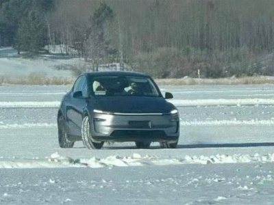 Tesla Model Y Opal / Tesla Model Y Juniper bez kamuflażu uchwycona podczas zimowych testów? [Weibo / CnEVPost]