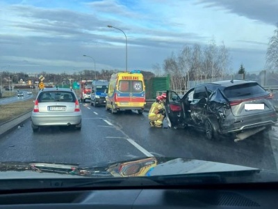 Wypadek przed rondem Kuronia. Zderzyły się trzy samochody [ZDJĘCIA]