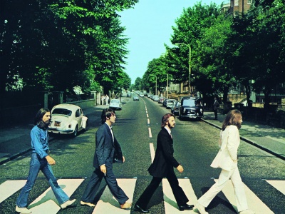 „Abbey Road” Beatlesów. Fotografia z historią: banda oszołomów na zebrze