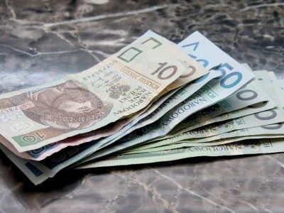 1335 zł przez pół roku. ZUS wypłaci pieniądze niezależnie od wieku. Takie są warunki