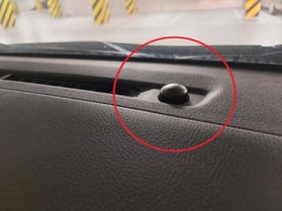 Plastikowa główka w aucie. Na desce nie znalazła się przypadkiem