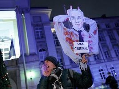 Polacy wściekli na Tuska. Protestują przed jego kancelarią. 