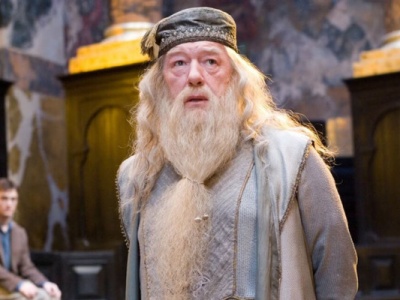 Wiemy, kto zagra Dumbledore’a w serialowym Harrym Potterze! Znakomity aktor na pokładzie!