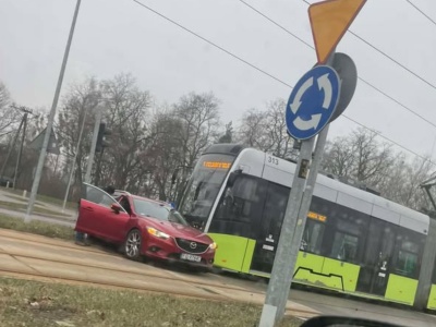 Kierujący mazdą wjechał wprost pod tramwaj na rondzie