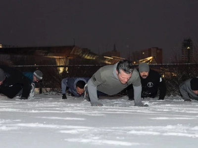 Jogging i pompki na śniegu. Sekretarz obrony USA pokazuje „twardy” styl życia w Warszawie