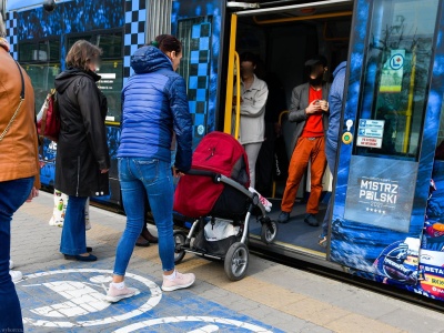 Kierowca wyprosił matkę z dzieckiem z autobusu, bo za głośno płakało. 