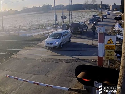 W ostatniej chwili ściągnęli auto z torów. Wstrząsające nagranie [FILM]