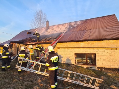 Pożar w Gnojniku: jedna osoba ranna, spłonął budynek gospodarczy