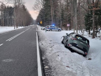 Kierowca kii uderzył w tył innego auta, a potem wpadł do rowu