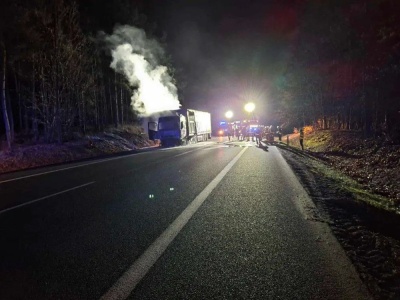 Pożar ciężarówki na „starej trójce”. Spłonęła doszczętnie (ZDJĘCIA)