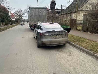 Na komendzie sprawdził trzeźwość. Wiedząc, że jest pijany wsiadł do Tesli i odjechał