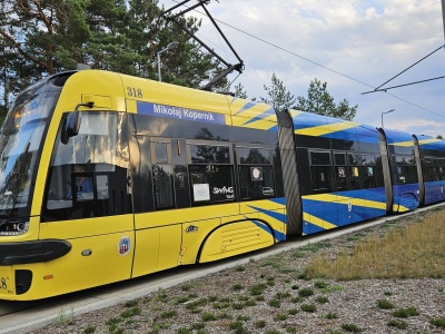 Utrudnienia na osiedlu Jar w Toruniu. Tramwaj wypadł z szyn. Kursuje komunikacja zastępcza