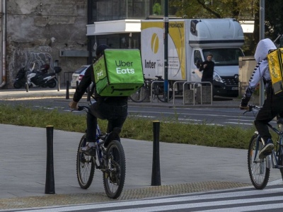 Wszyscy skarżą się na kurierów. Pierwsze miasto wprowadzi nowe zasady: oberwą wszyscy rowerzyści