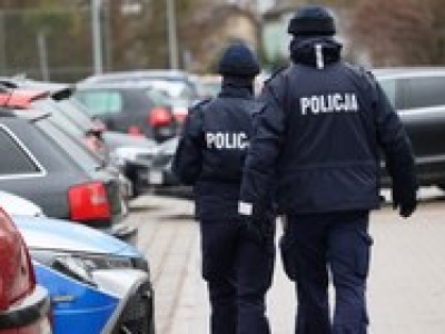 Mężczyzna z nożem wdarł się do komendy. Groził policjantom śmiercią