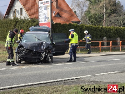 Zderzenie osobówki z ciężarową lawetą [FOTO]