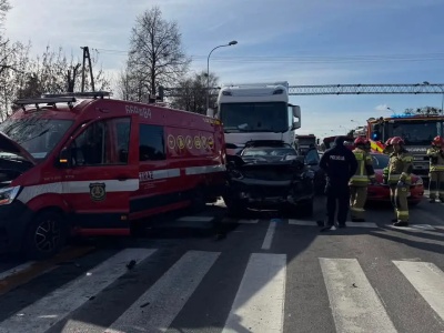 Kraj. Wypadek z udziałem wozu strażackiego z OSP Ożarów Mazowiecki