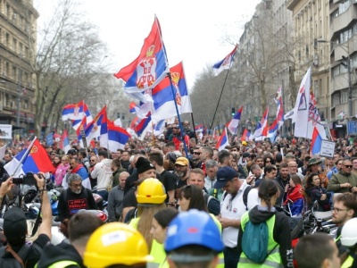 Masowe protesty w Belgradzie. Kierowca wjechał w ludzi