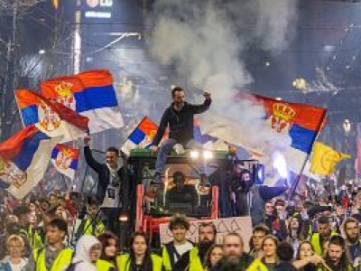 Tysiące osób na ulicach Belgradu. Auto wjechało w protestujących