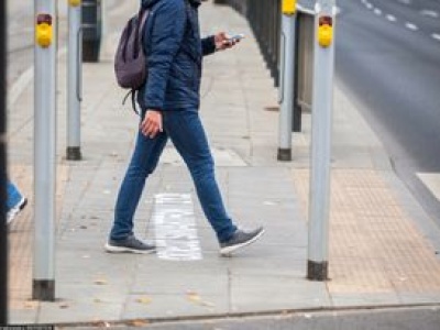 Uczniów czekają zmiany. Kolejny kraj zakazuje smartfonów w szkole