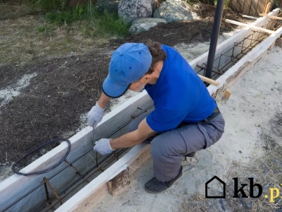 Na jaką głębokość należy kopać fundament pod ogrodzenie?