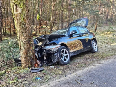 BMW uderzyło w drzewo. Jedna osoba ranna