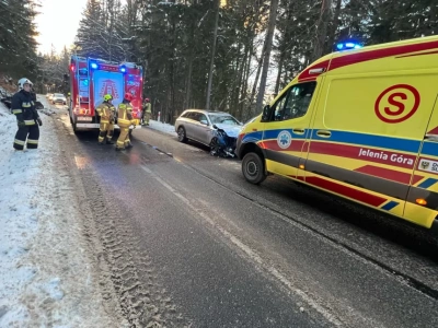 Poważny wypadek na trasie Świeradów-Zdrój – Szklarska Poręba. Droga całkowicie zablokowana.