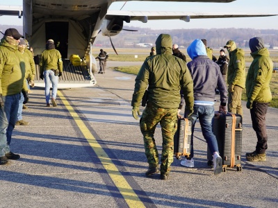 Kolejna deportacja z Polski. Straż Graniczna odesłała 14 cudzoziemców z krakowskiego lotniska (ZDJĘCIA)