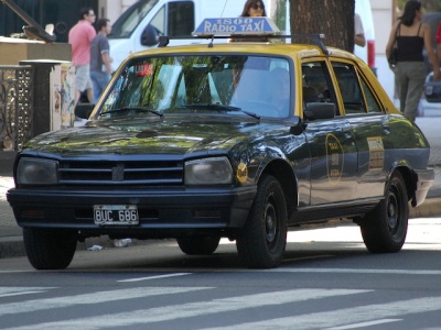 Peugeot 504 na taksówce. Przejechał 1,4 miliona kilometrów i pewnie jeździ do dzisiaj