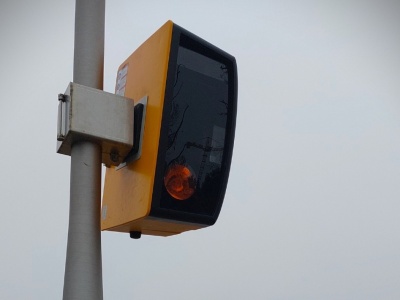 Naprawiony fotoradar rekordzista podziałał dobę i znowu został uszkodzony.